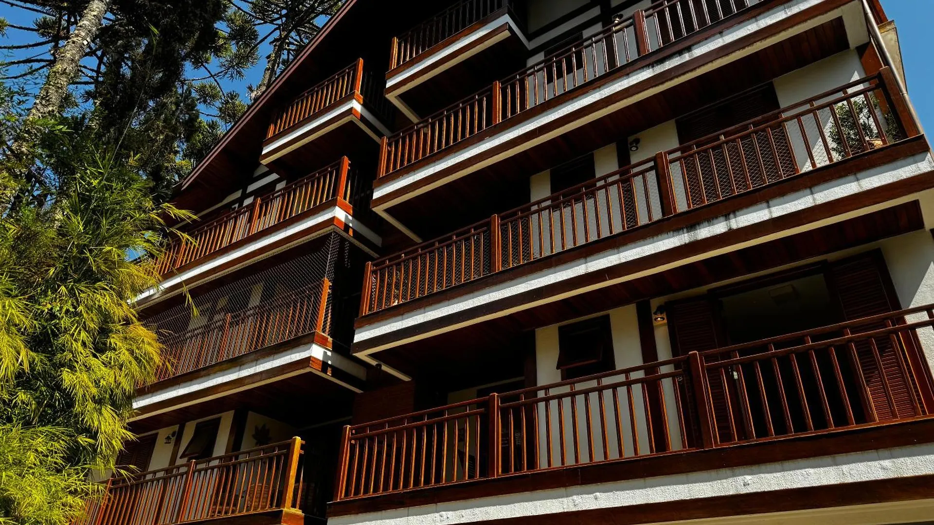 Aptos de 03 e 04 quartos Centrinho Capivari - Condomínio Recanto do Boticário Campos do Jordão